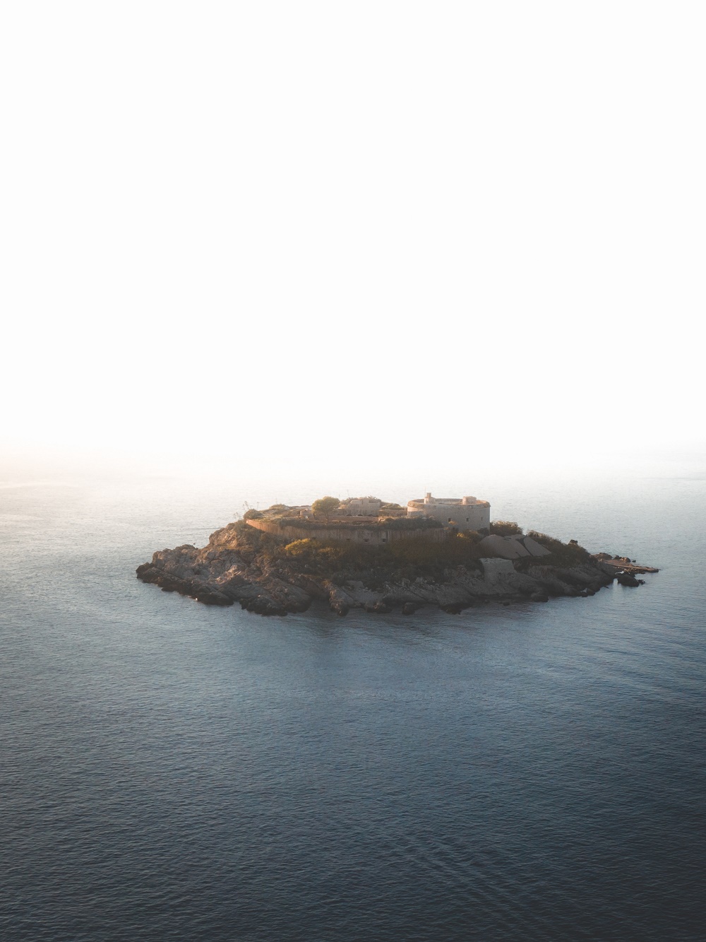 In the image we have an island bathed by an ocean.